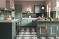 Ensemble d'armoires de cuisine de style farmhouse transitionnel du Vermont, armoire murale personnalisée en taupe chaud, armoire à étagères ouvertes