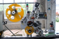 Machine d'étiquetage automatique électrique multi-matériaux pour tubes de prélèvement sanguin et ampoules, avec contrôle PLC
