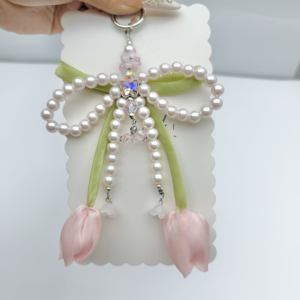 Un jardin de tulipes orné de perles, le messager portable du printemps, breloque de téléphone assemblée à la main - Product Image 1