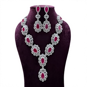 Parure Collier et Boucles d'Oreilles Plaqué Argent pour Femme avec Pierres de Zircon Rouge – Bijoux Classiques pour Mariage et Fêtes, Alliage Tendance - Product Image 2