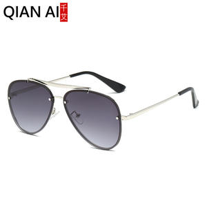 Lunettes de soleil Qian Ai Aviator, monture dorée, verres dégradés bleu rose, unisexe, protection UV à 100 % - Product Image 2