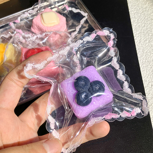 ของเล่นบีบเค้กพุดดิ้งน่ารัก DIY พวงกุญแจกระเป๋านักเรียน ผลไม้บีบได้ สำหรับเด็ก-3.5x3.5 ซม. บรรเทาความเครียด อายุ 5 ปีขึ้นไป - Product Image 6