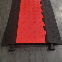 Nouvelle conception de protège-câble en plastique rouge et noir, avec verrouillage en caoutchouc, 5 canaux