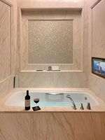 Espejo de Baño con TV de 27 Pulgadas, Impermeable, Antivaho, IP65, Sistema Android, Personalizado para Hoteles de Lujo Estándar Hyatt