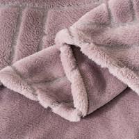 Plaid en flanelle rose à chevrons géométriques gaufrés avec logo personnalisé, en polaire texturée 3D douce et unie pour canapé et chambre