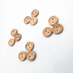 Boutons de couture <span class=keywords><strong>en</strong></span> <span class=keywords><strong>bois</strong></span> ronds faits à la main avec 2 trous et lettres gravées Artisanat <span class=keywords><strong>en</strong></span> <span class=keywords><strong>bois</strong></span> pour la couture - Product Image 5