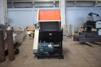 Broyeur de plastique à haut rendement Shengzhong pour le recyclage des déchets, adapté aux petites usines, pour le traitement des matériaux PC/PA, broyeur de film, lame 9SiCr