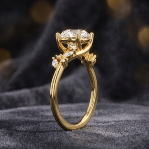 Anillo de compromiso solitario de cuatro puntas con diamante redondo - Product Image 1