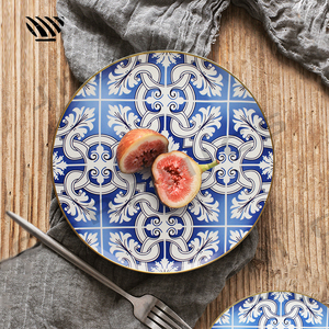 Ensemble d'assiettes à dîner en porcelaine d'inspiration européenne, motifs complexes bleu-blanc ressemblant à des carreaux avec des accents dorés - Product Image 4