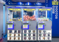 Machine à attraper les poupées à vue complète, 9 grilles d'affichage transparentes, kiosque commercial, configuration personnalisée avec paiement par pièces, billets et cartes de crédit