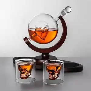 Dispensador de globo borosilicate de 800ml, dispensador de vidro, bebidas transparentes, crânio vodka, decanter com 2 óculos com suporte de madeira para escócia