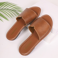 Sandales plates à large bande marron pour femmes, style minimaliste avec détail en V, en cuir PU, faciles à enfiler, chaussures décontractées d'été pour la plage J--35