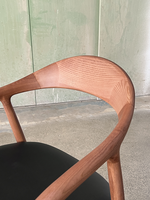 Fauteuil de salle à manger en bois de frêne massif, style Mid-Century Modern, finition espresso à pores ouverts, assise en tissu, pour restaurant haut de gamme B2B