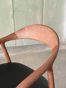 Sillón de Comedor Moderno de Mediados de Siglo, de Madera Maciza de Fresno, Acabado Espresso de Poros Abiertos, Asiento de Tela, para Restaurantes de Alta Gama B2B - Product Image 4