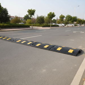 Reductor de Velocidad de Goma de Alta Resistencia a Impactos, Negro, 4 Franjas Reflectantes, 50x50x4cm, ILT5550, Seguridad Vial - Product Image 3