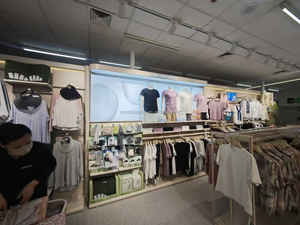 Estante de exhibición de ropa montado en la pared de acero inoxidable ajustable para tiendas de ropa exhibidas en centros comerciales - Product Image 3