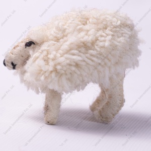 Figurine de mouton en feutre de laine mérinos tricotée à la main, adorable poupée animale, couleur personnalisable, jouet éducatif unisexe, décorations de Noël pour - Product Image 4