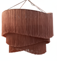 Lustre de plafond en macramé rouge à trois niveaux avec des fleurs en soie artificielle pour la réception d'hôtel, toile de fond sur mesure