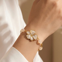 Collier Bohème Femme avec Breloque Fleur Coquillage, Faible MOQ, Plaqué Or 18K, Acier Inoxydable Anti-ternissement, Bijoux Perles Pierres Naturelles, Cadeau