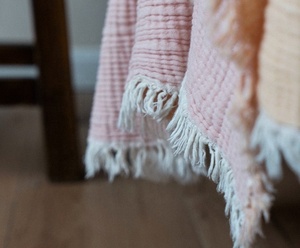 Double <span class=keywords><strong>couleur</strong></span> 4 couches gaze bébé couvertures d'emmaillotage mousseline 100% coton bio jeter 2 couleurs respirant gaze couverture avec pompon - Product Image 3