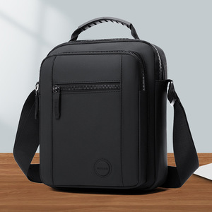 Nouveau sac bandoulière multifonctionnel pour homme, léger, fermeture à glissière, logo en relief, utilisation quotidienne toutes saisons - Product Image 4
