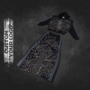 ชุดแทรคสูทผู้ชายสไตล์สตรีทแวร์ทรงหลวม พิมพ์ลายสกรีนแบบดิสเทรส คุณภาพสูง ผลิตตามแบบ OEM พร้อมแถบข้างประดับคริสตัล - Product Image 1