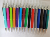 Stylos rétractables promotionnels personnalisés, stylo à bille, stylo à corps coloré avec caoutchouc
