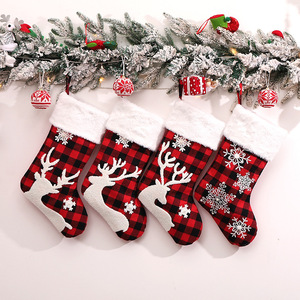 Calcetín Navideño de Lujo Personalizado de Algodón Jiatao con Bordado de Copos de Nieve y Renos, Diseño a Cuadros Rojo y Negro - Product Image 2