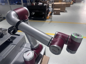 Station de travail de tonteuse CNC JAKA Cobot avec alimentateur de matériaux, bac à pièces finies, bras robotisé industriel avec pinces de préhension - Product Image 1