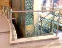 Balustrade en verre en alliage d'aluminium sur mesure avec poteaux carrés pour rampe d'escalier de maison résidentielle moderne