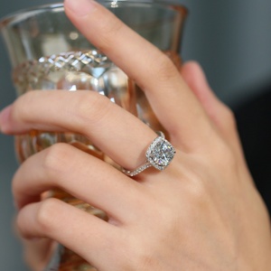 Anillo de Aniversario Clásico Certificado Xiaohongshu S925 de Plata con Diamante Moissanita de 1/2 Quilate Chapado en Rodio para Niñas, Diseño Princesa - Product Image 2