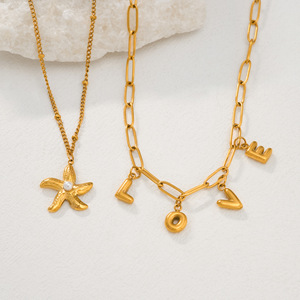 N & S Bijoux tendance en acier inoxydable plaqué or 18 carats pour femme Porte-clés géométrique grec Pendentif d'amour Collier ras du cou à la mode - Product Image 4