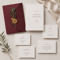 Ensemble d'invitations de mariage élégantes et minimalistes personnalisées, carte gaufrée ivoire avec enveloppe bordeaux et bordure dorée