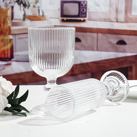 Verrerie à grain vertical design gaufré vente en gros verre à vin de couleur vintage gobelet à vin bleu fête en verre