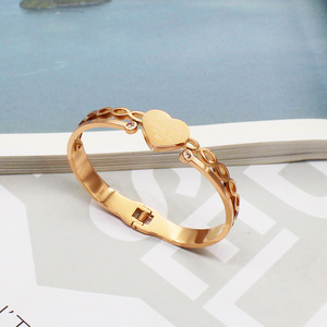 Bracelet manchette en acier inoxydable plaqué or 18 carats PVD, motif cœur gravé « Forever Love » pour femme |   Hypoallergénique et imperméable - Product Image 2
