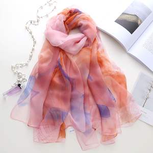 Bufanda de primavera fina de excelente hilo suave al por mayor, degradado 180*140, con estampado floral difuso y protección solar. - Product Image 3