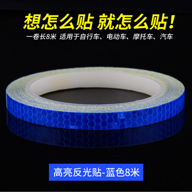 Bleu de 8 mètres de long