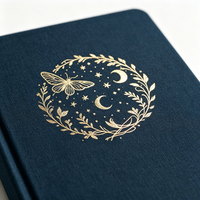 Carnet à pois A5 personnalisé en lin bleu marine avec couverture rigide, motif céleste et dorure à chaud, idéal pour logo personnalisé ou comme cadeau