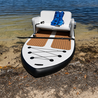 Bateau gonflable motorisé à double coque avec planche de SUP, deux sièges, pont flottant et salon de relaxation