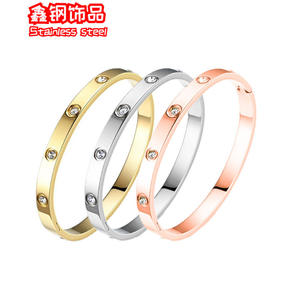 Un bracelet articulé en acier titane or rose, best-seller, qui ne ternit pas et peut être utilisé pour le <span class=keywords><strong>bain</strong></span>. C'est en acier inoxydable - Product Image 5