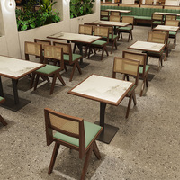 Chaise de salle à manger, dossier en cannage tressé sur structure en bois massif brun chaud, assise rembourrée verte pour restaurant, café et cantine