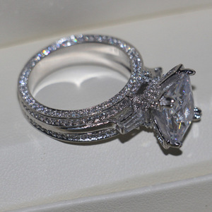 Anello di Fidanzamento F1341 con Diamante Taglio Principessa in Oro Bianco, Fascia con Diamanti Naturali Colore D per Donna - Product Image 3