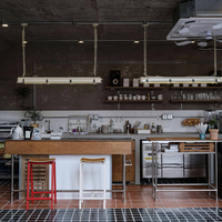 Ensemble de comptoirs de bar en bois sur mesure, vitrine, table et chaises pour café-restaurant, solution complète de rénovation et de design intérieur pour café