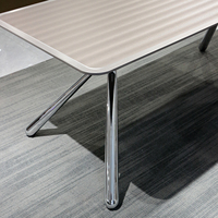 Bureau de direction moderne de luxe, table de direction haut de gamme en MDF E1, pieds en fer robustes, poste de travail stable pour le patron
