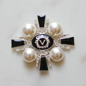 Broche de diamante de plata personalizado gratuito de fábrica de joyería, broche de PIN con logotipo de goteo de aceite de oro barato - Product Image 4