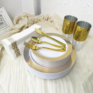 Assiettes en plastique jetables modernes personnalisables, petites, à motif quadrillé doré, <span class=keywords><strong>fond</strong></span> <span class=keywords><strong>blanc</strong></span>, bord doré, pour fêtes, mariages, usage domestique - Product Image 1