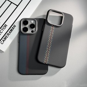 Custodia per telefono antiurto con ricarica wireless, porta carte a tracolla in fibra di carbonio magnetica con bottoni in metallo, design a quadri con motivo nuvola - Product Image 5