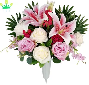 कब्र फूलदान के लिए कृत्रिम कब्रिस्तान फूलों की व्यवस्था के लिए कृत्रिम कब्रिस्तान फूल की व्यवस्था, ग्रेसेड गुलाबी लिली और गुलाब स्मारक गुलदस्ता वेस