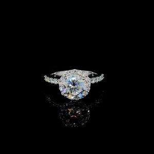 Bague en moissanite de qualité supérieure pour femmes, élégante pour fiançailles et mariage, disponible au meilleur prix du marché. - Product Image 4