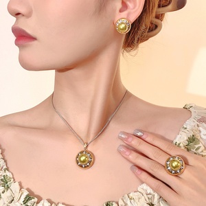 Juego de Joyería de Alta Calidad, Ecológico, de Cobre, con Perlas Redondas de 14-12mm y Baño de Oro, 3 Piezas (Aretes, Collar y Anillo) para Uso Diario - Product Image 3